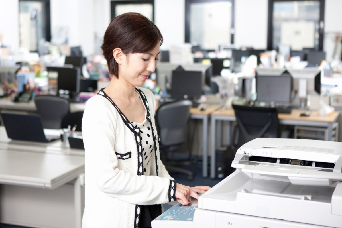 woman-using-copier-fort-lauderdale Woman using a business copier