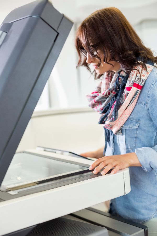businesswoman-using-photocopier Businesswoman using a photocopier rental